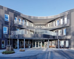 Plejecenter Samsøvej i Holbæk fremstår indbydende med sine to farvenuancer og geometriske udformning