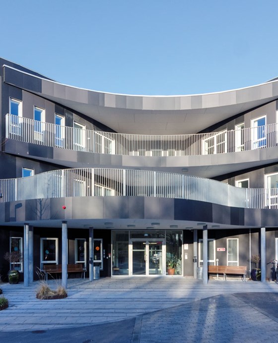 Plejecenter Samsøvej i Holbæk fremstår indbydende med sine to farvenuancer og geometriske udformning