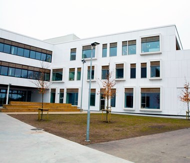 Fagerli Skole i Larvik er en af landets største folkeskoler med fire parallelle spor og et bygningsareal på hele 12.500 kvadratmeter. Bygningen indeholder også en multihal, en børnehave og et familiecenter.